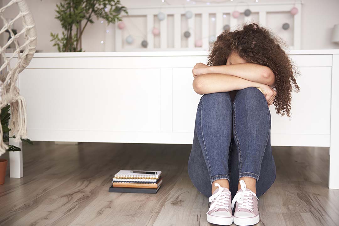 depressed-teenage-girl-in-her-room-LP9APSF.jpg